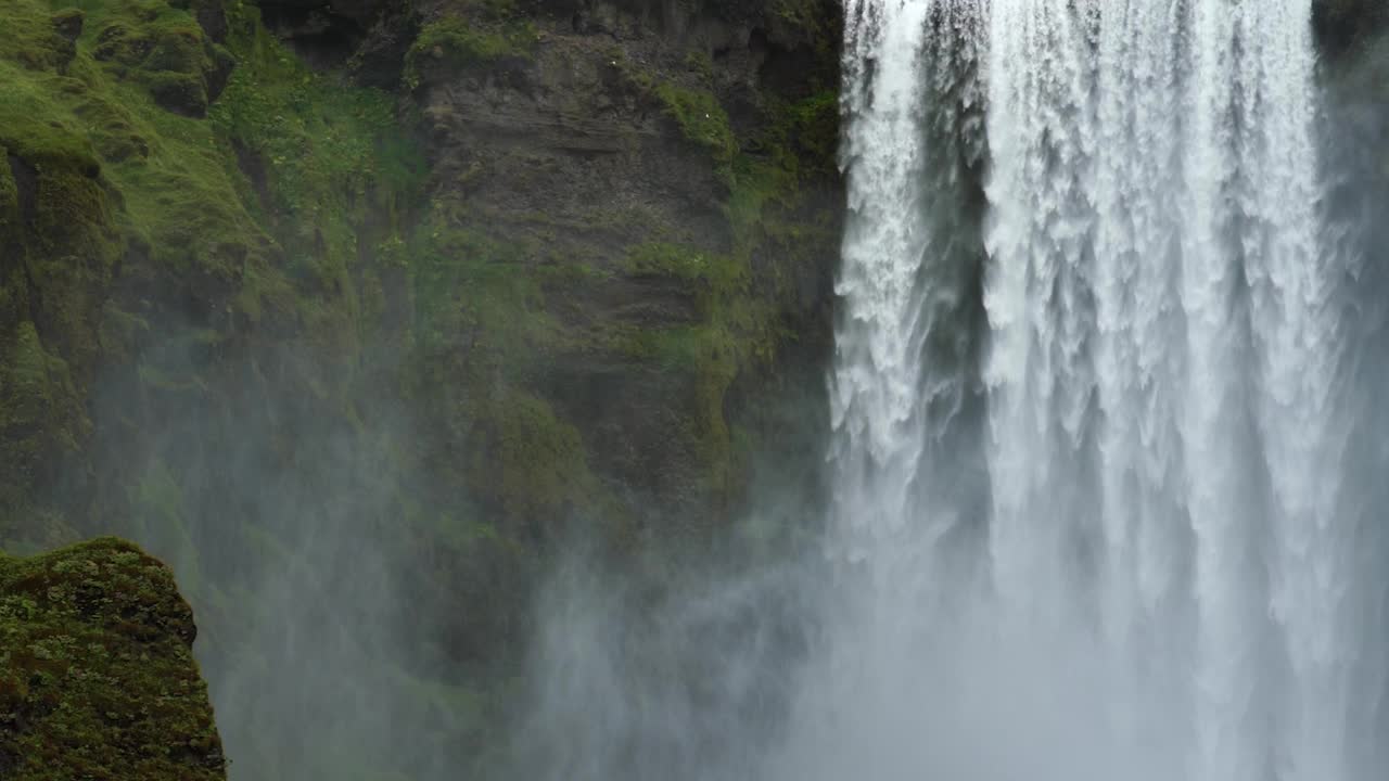 Biggest Waterfalls In Iceland With Skógafoss Flowing From The Steep Mountains. Slow Motion视频素材