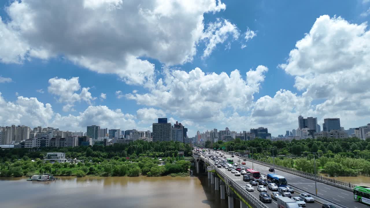 韩国首尔永登浦区市中心的西江江桥附近行驶的汽车视频素材