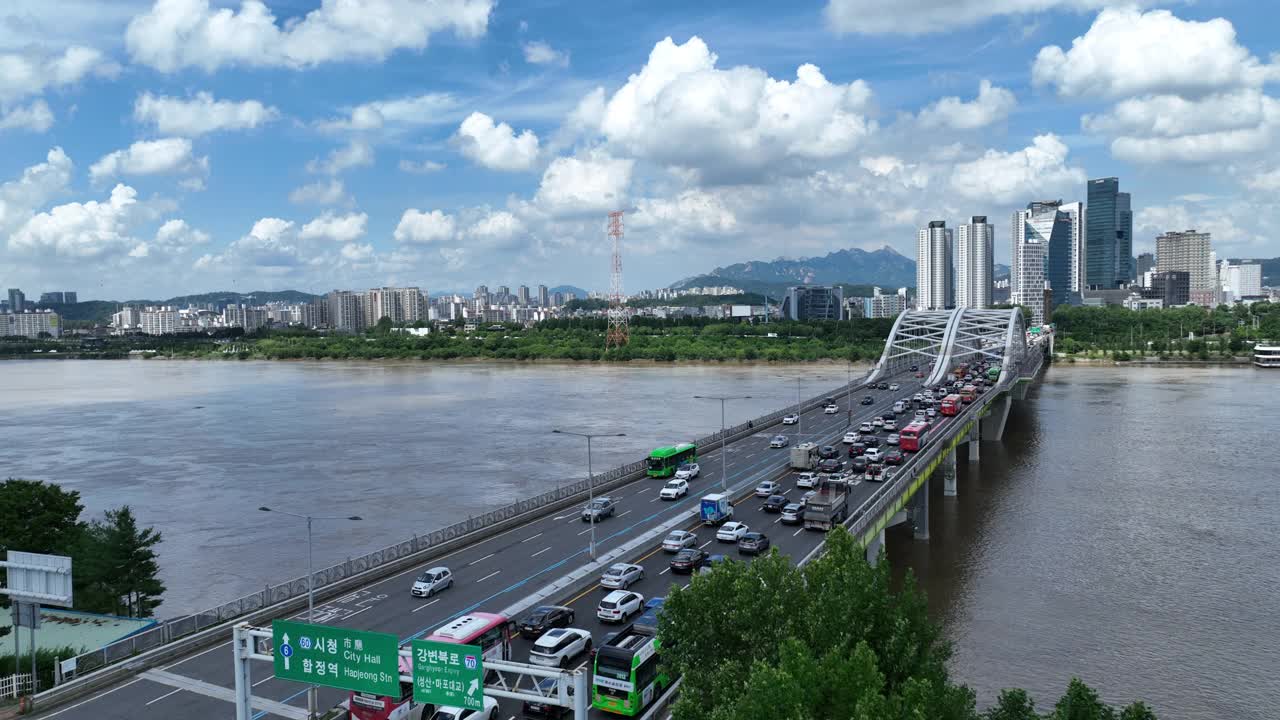 韩国首尔市区/麻浦区和永登浦区，在汉江和杨花大桥附近行驶的汽车视频素材