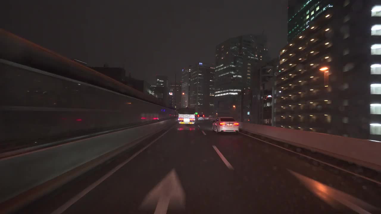 雨夜在高速公路上开车。挡风玻璃上有水滴视频素材