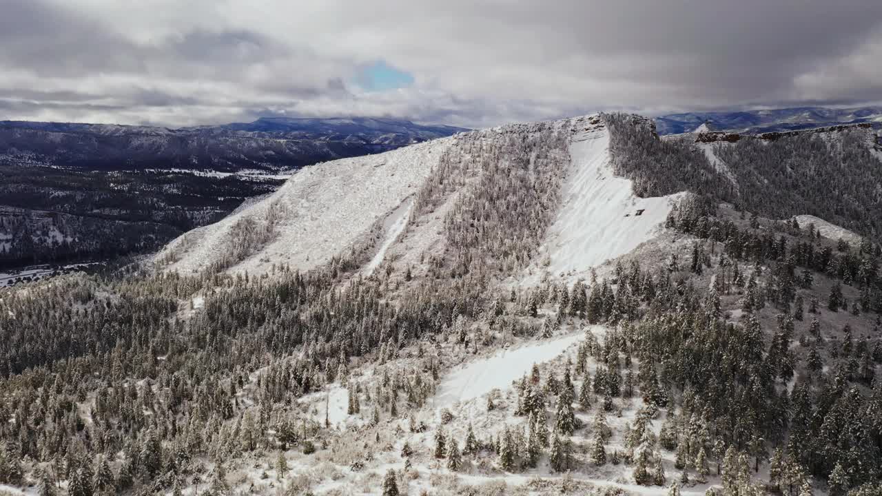 科罗拉多州暴风雪期间，飞越冰雪覆盖的冬季山地景观和森林视频素材