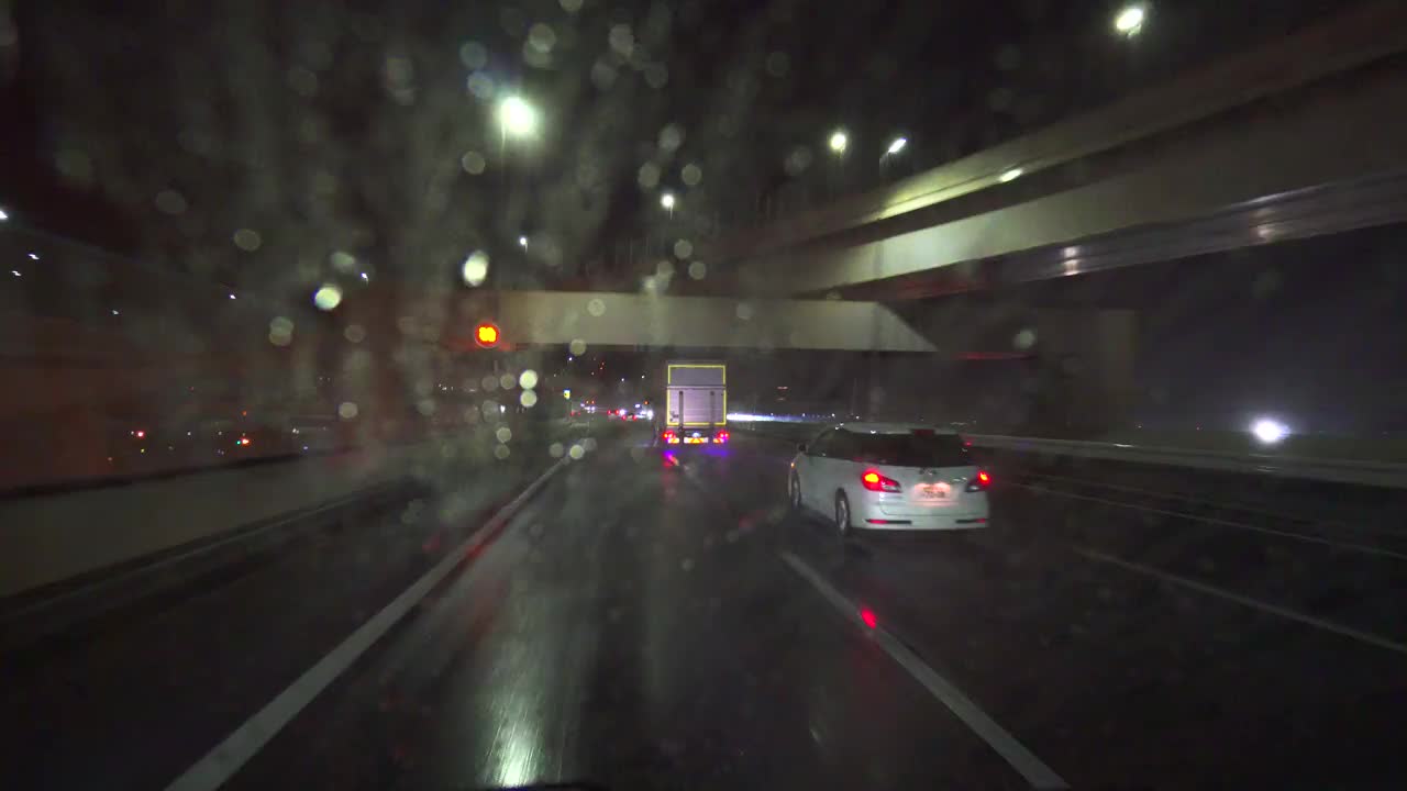 雨夜在高速公路上开车。挡风玻璃上有水滴视频素材