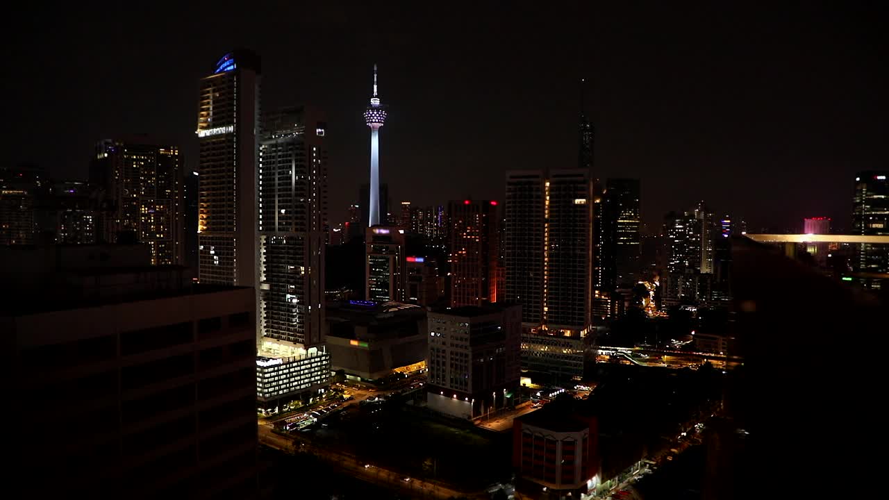 吉隆坡夜晚的高角度城市景观视频素材