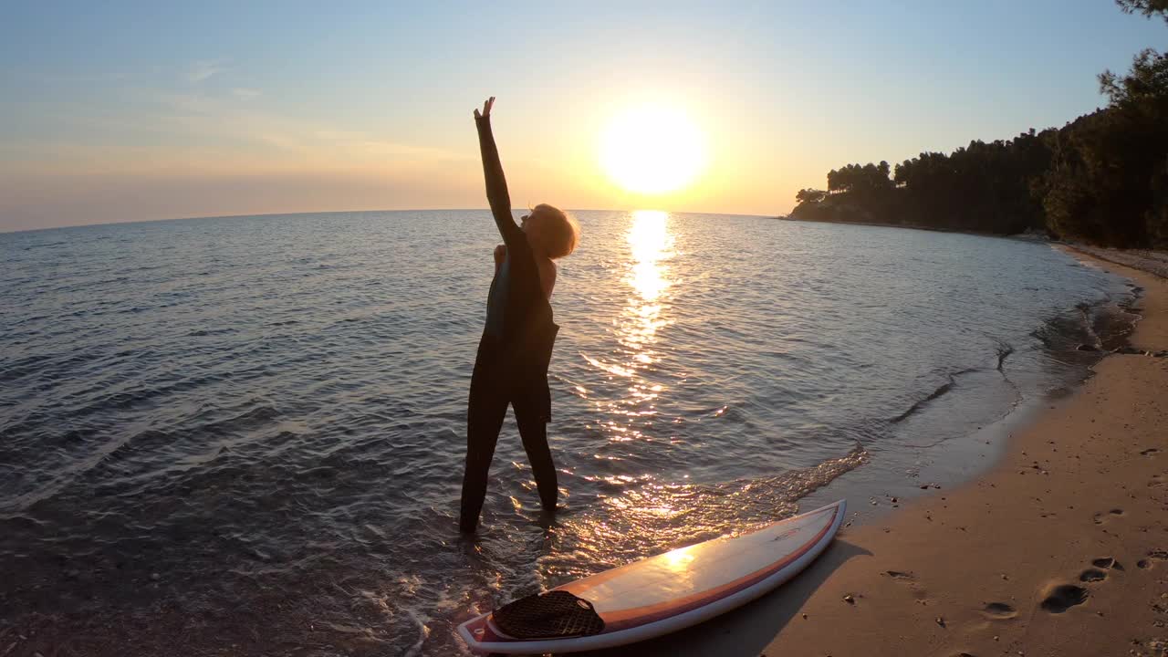 海滩上的女性视频素材