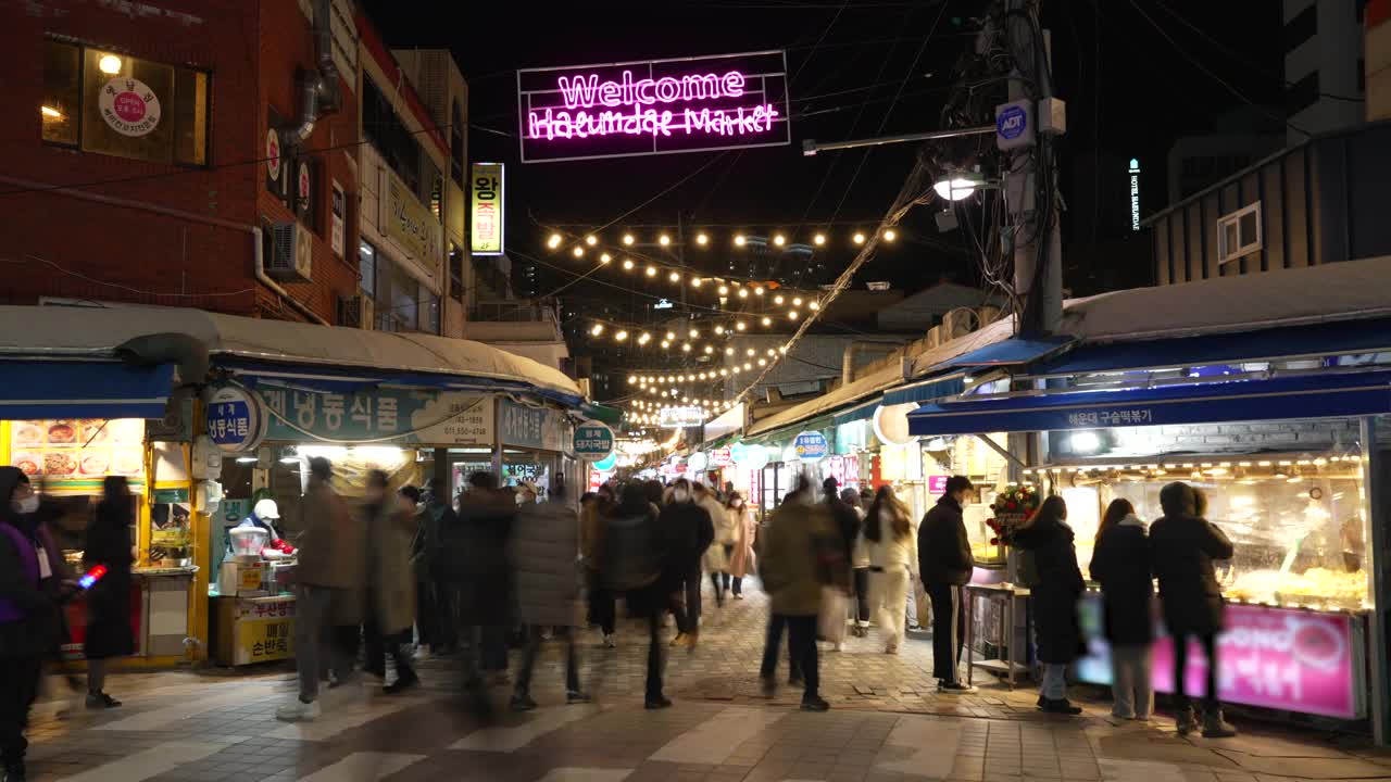 延时拍摄:韩国釜山海云台市场的行人和游客散步和购物视频素材