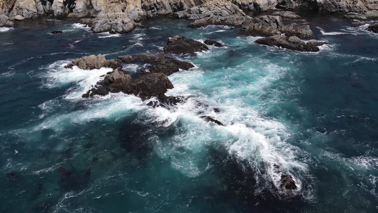 加利福尼亚崎岖海岸线的航拍图视频素材