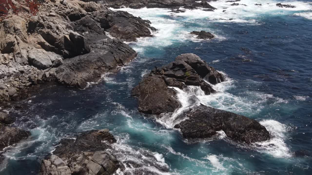 加利福尼亚崎岖海岸线的航拍图视频素材