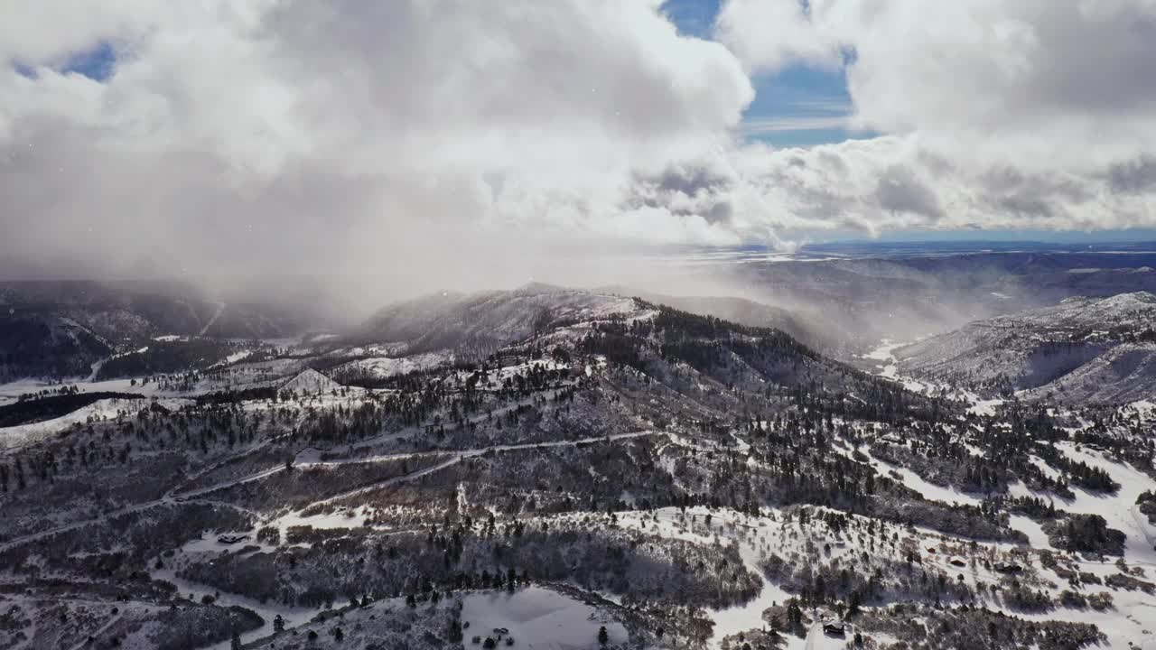 在科罗拉多地区飞越冰雪覆盖的壮观冬季山地景观视频素材