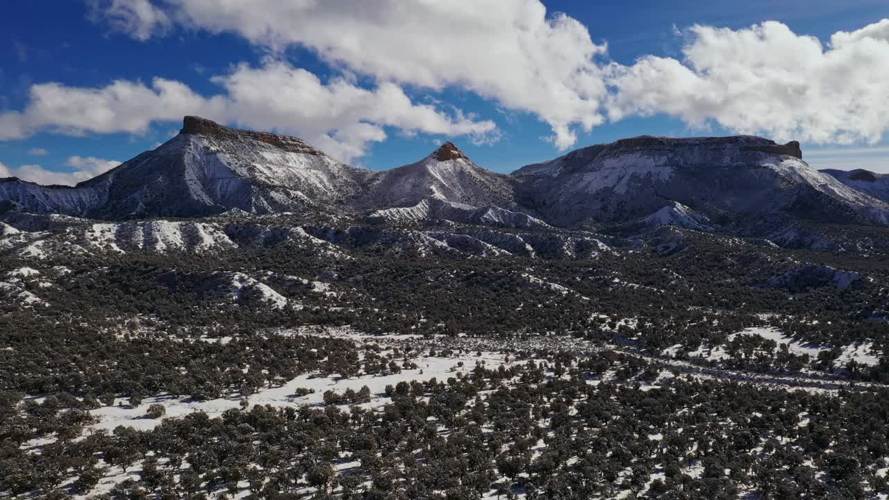 飞向冰雪覆盖的科罗拉多地区壮观的冬季山地景观视频素材