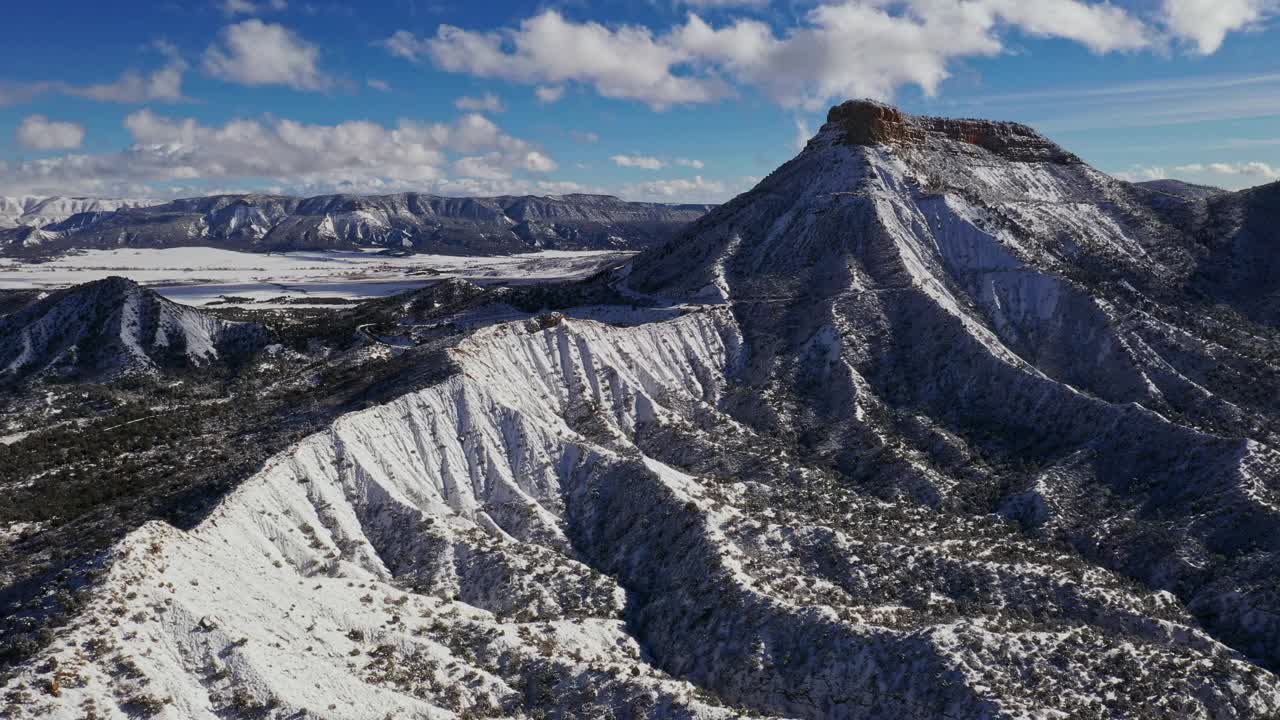 在科罗拉多地区，从积雪覆盖的戏剧性的冬季山地景观中脱身视频素材