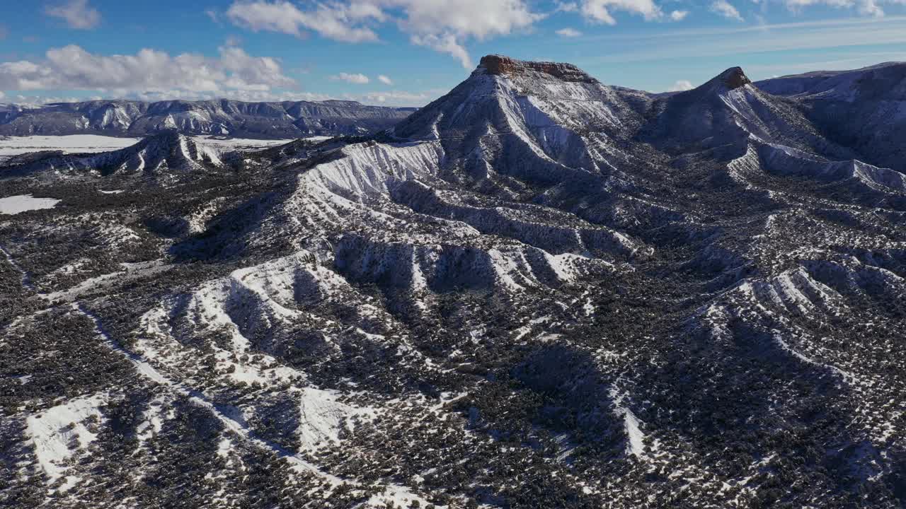 在科罗拉多地区，从积雪覆盖的戏剧性的冬季山地景观中脱身视频素材