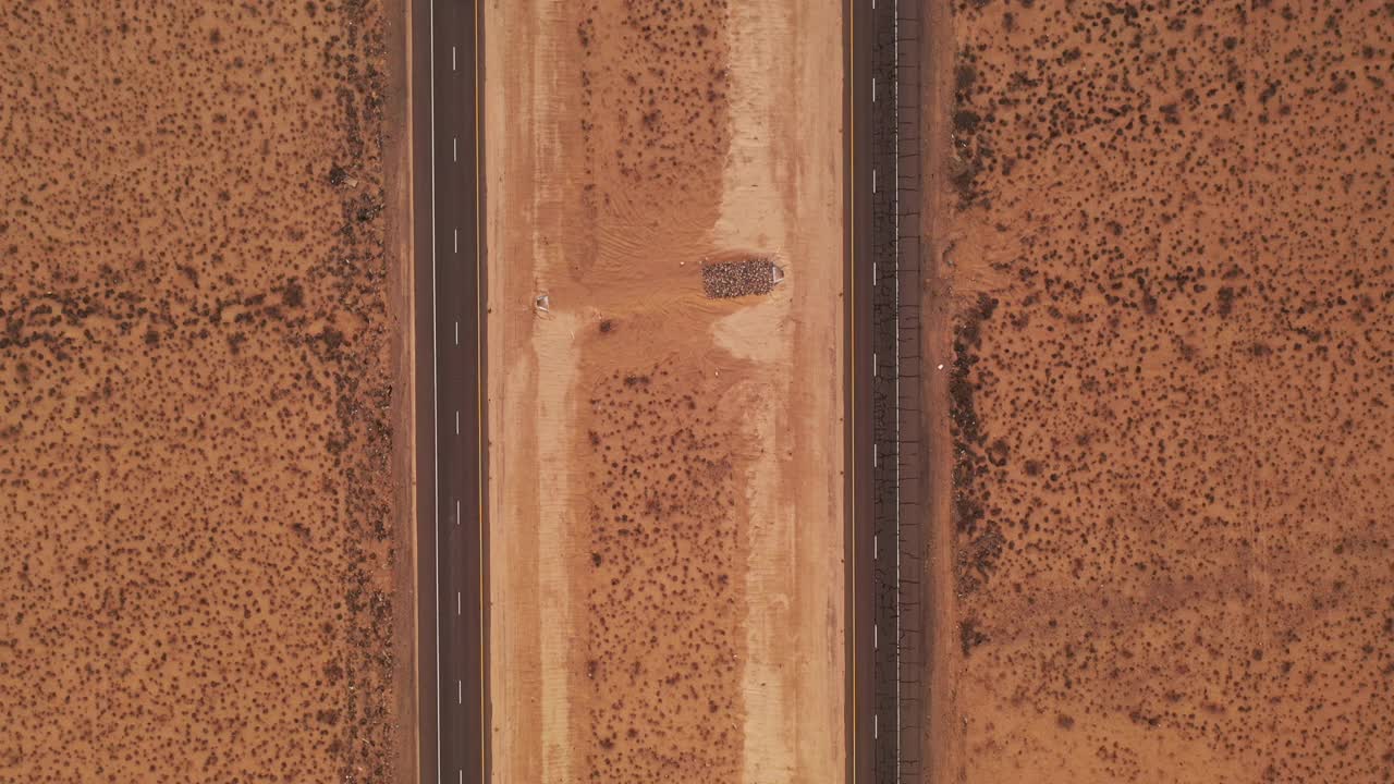 日落时分，繁忙的高速公路上的汽车和卡车沿着笔直的沙漠公路行驶视频素材