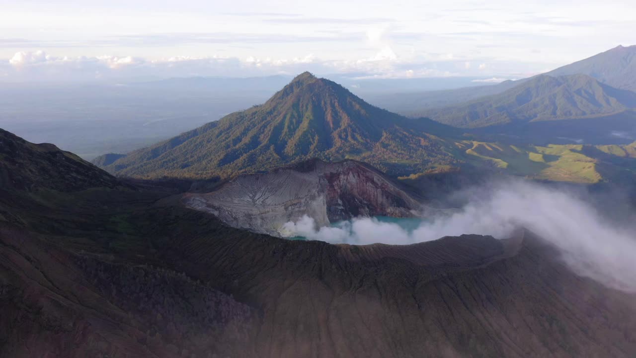 鸟瞰伊真火山，硫磺蒸汽从火山口喷发，爪哇视频素材