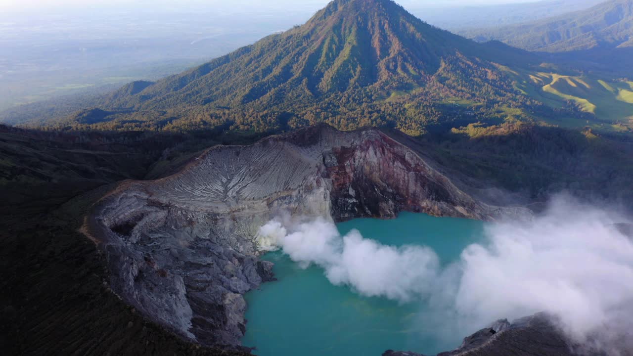 鸟瞰图的伊真火山火山口蓝色湖，爪哇视频素材