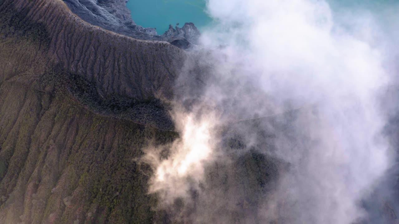 鸟瞰图的伊真火山火山口蓝色湖，爪哇视频素材