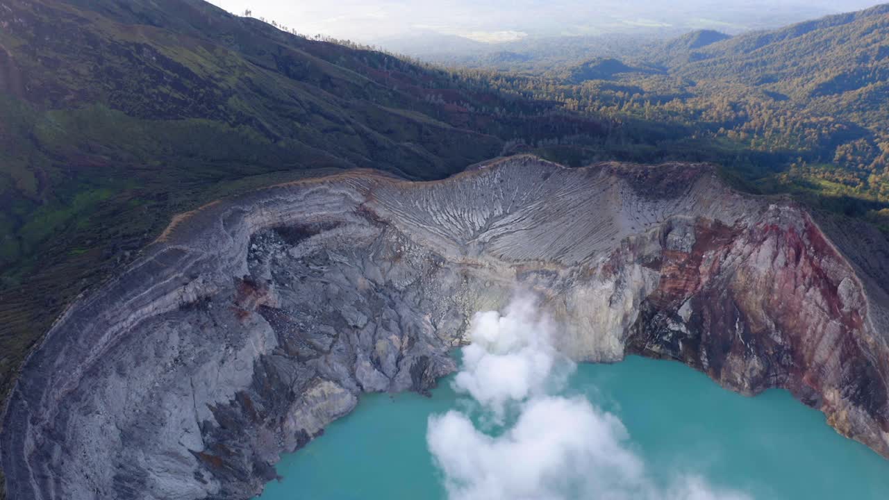 鸟瞰图的伊真火山火山口蓝色湖，爪哇视频素材