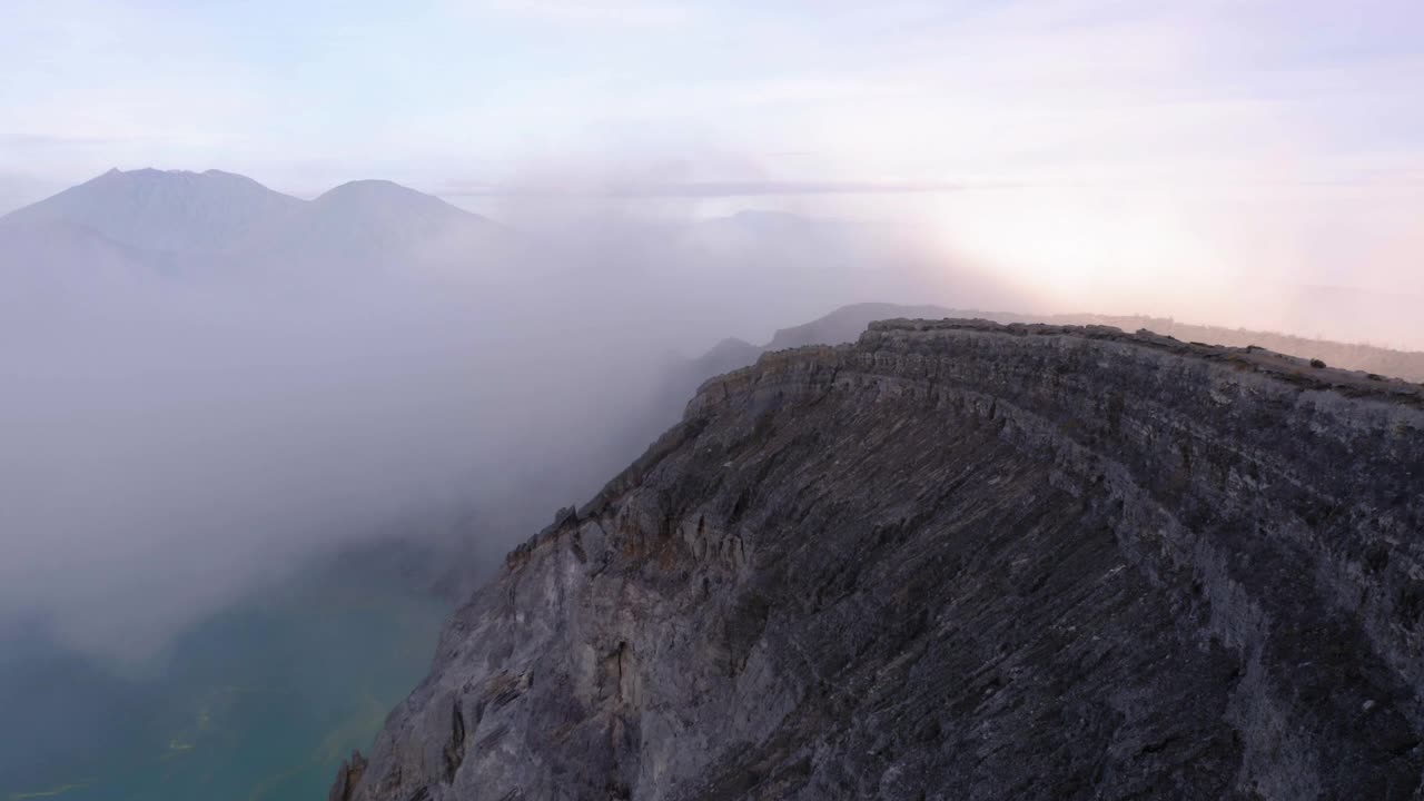 鸟瞰图的伊真火山火山口蓝色湖，爪哇视频素材