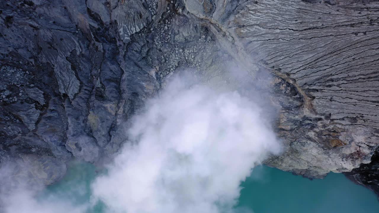 鸟瞰图的伊真火山火山口蓝色湖，爪哇视频素材