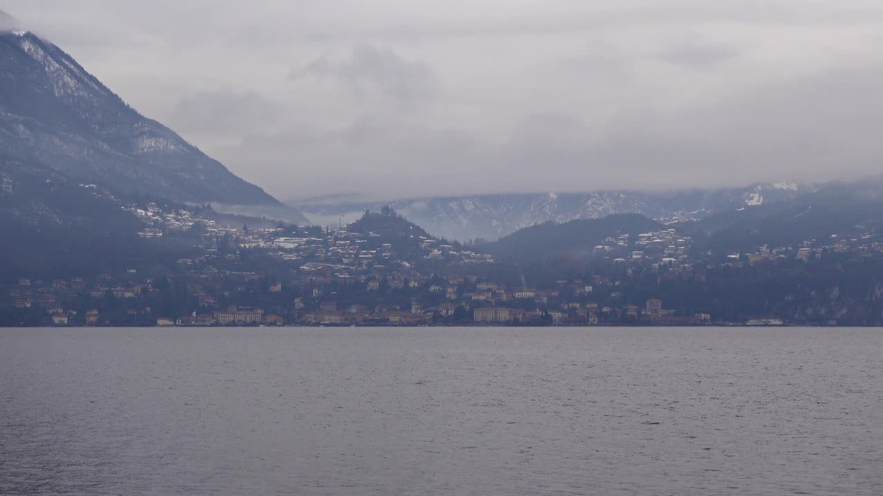 Varenna Shore Lake Como，意大利贝拉吉奥村度假目的地在寒冷的雪的冬天平静和放松的风景视频素材