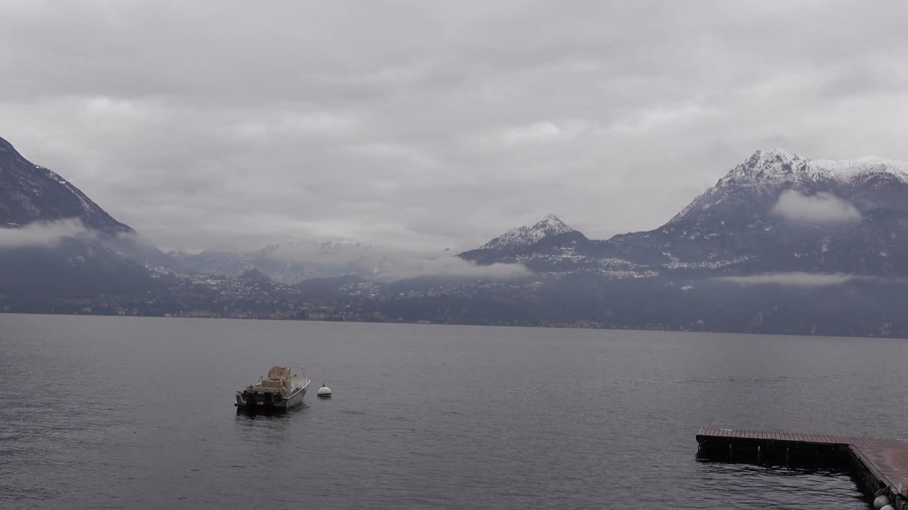 Varenna Shore Lake Como，意大利贝拉吉奥村度假目的地在寒冷的雪的冬天平静和放松的风景视频素材