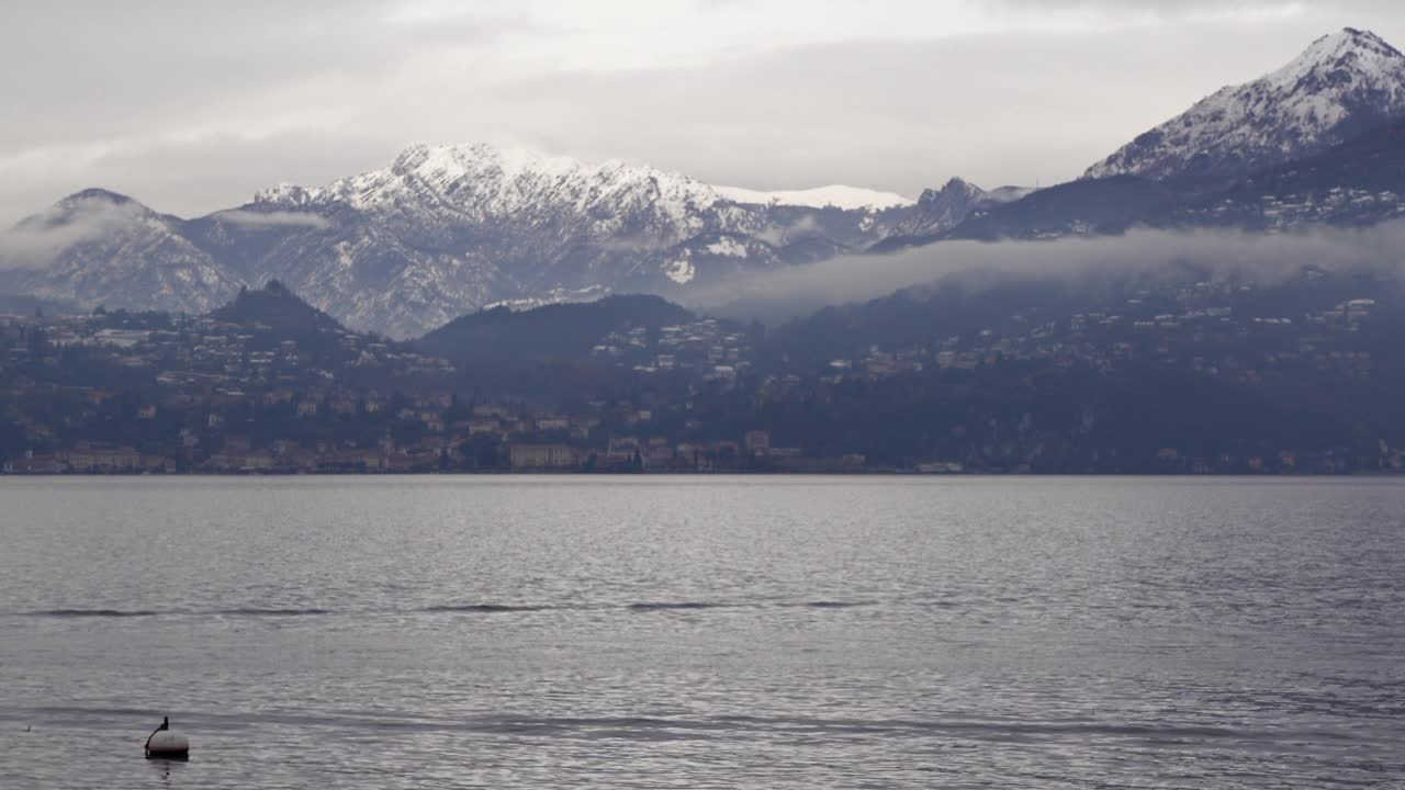 Varenna Shore Lake Como，意大利贝拉吉奥村度假目的地在寒冷的雪的冬天平静和放松的风景视频素材