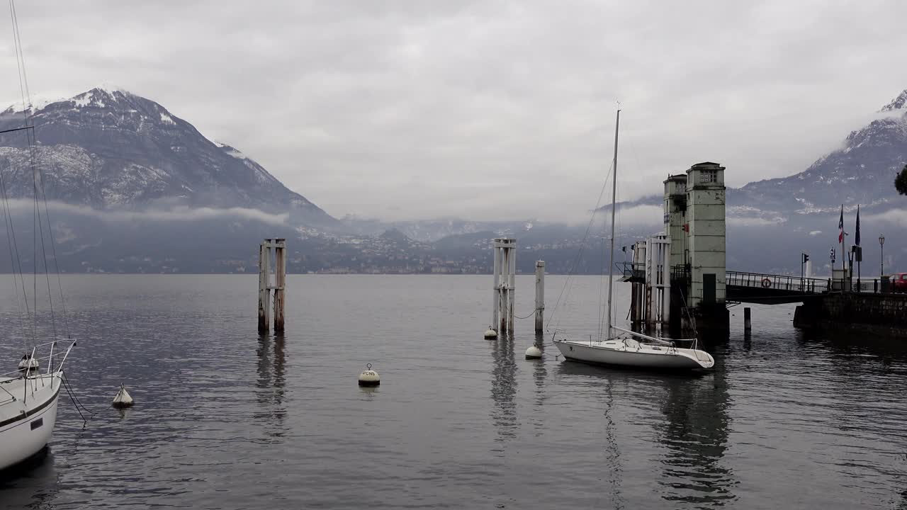 Varenna Shore Lake Como，意大利贝拉吉奥村度假目的地在寒冷的雪的冬天平静和放松的风景视频素材