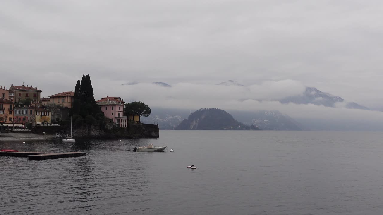 Varenna Shore Lake Como，意大利贝拉吉奥村度假目的地在寒冷的雪的冬天平静和放松的风景视频素材