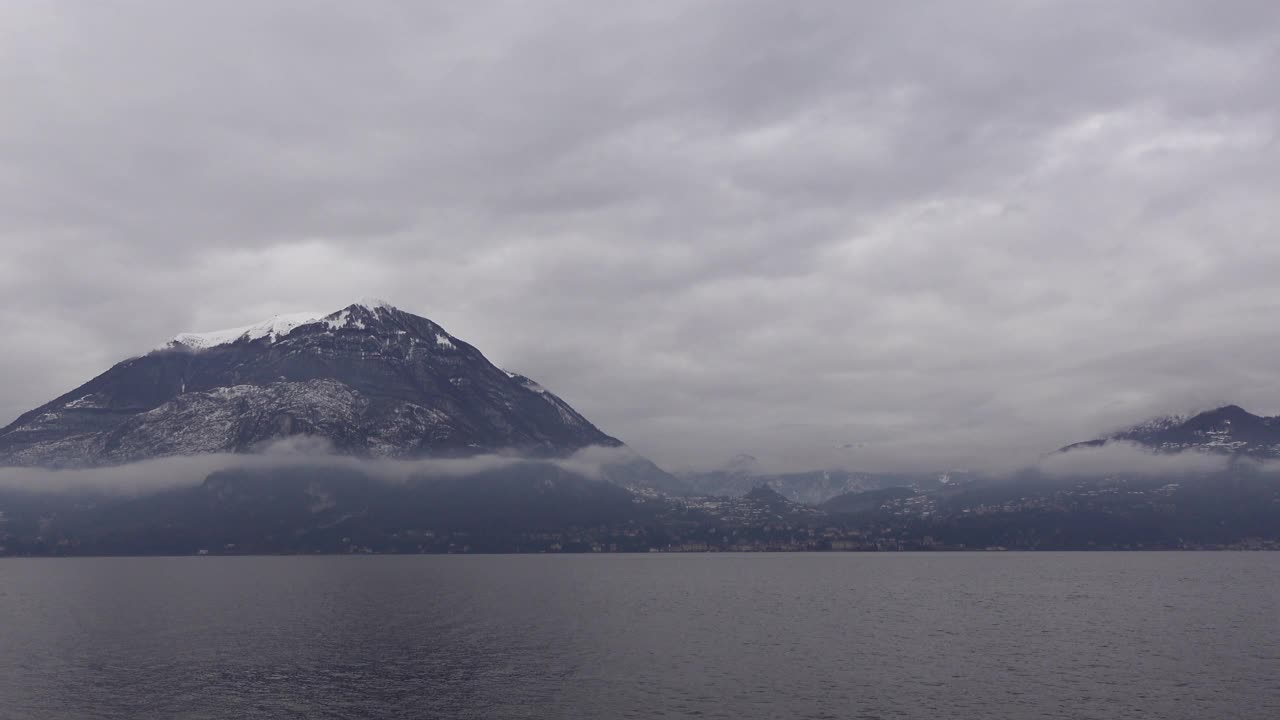 Varenna Shore Lake Como，意大利贝拉吉奥村度假目的地在寒冷的雪的冬天平静和放松的风景视频素材