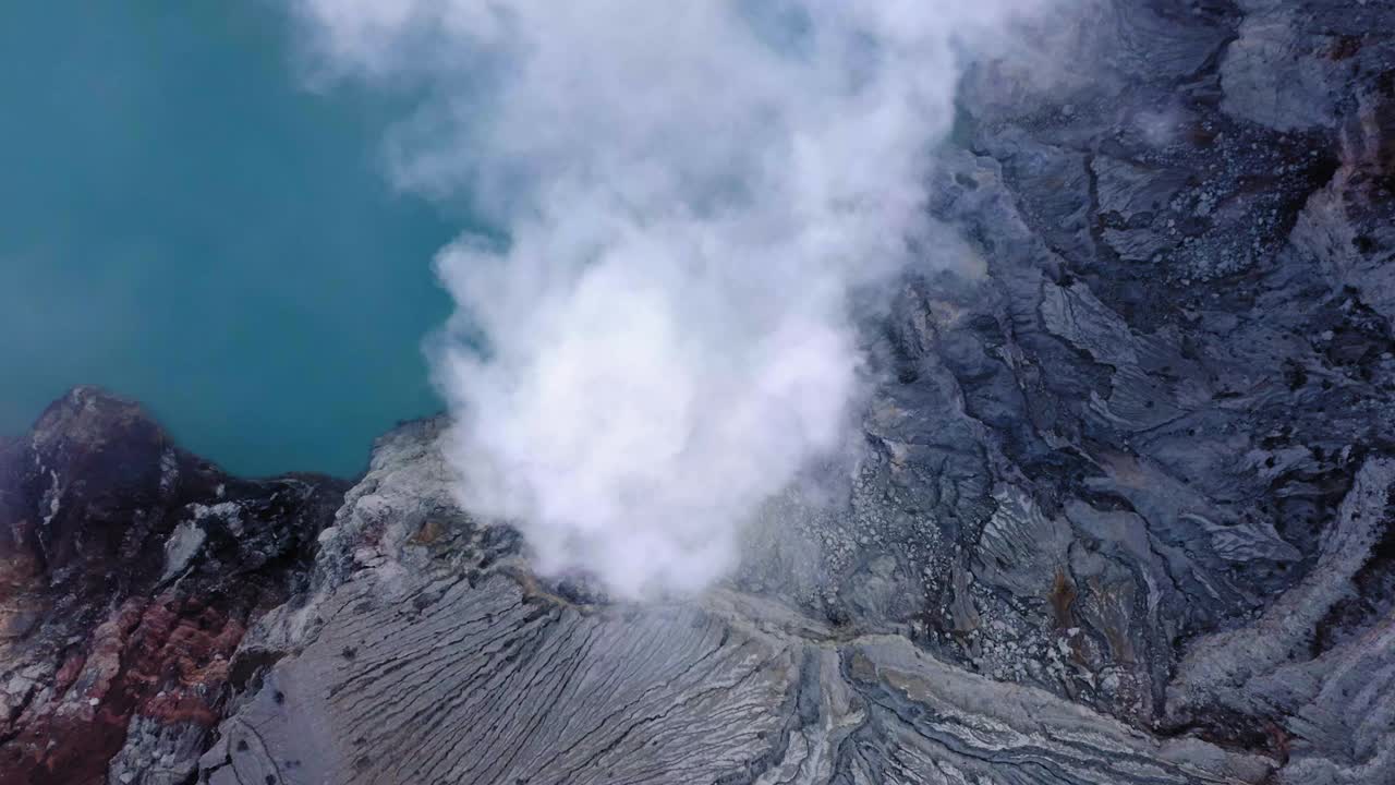 鸟瞰图的伊真火山火山口蓝色湖，爪哇视频素材