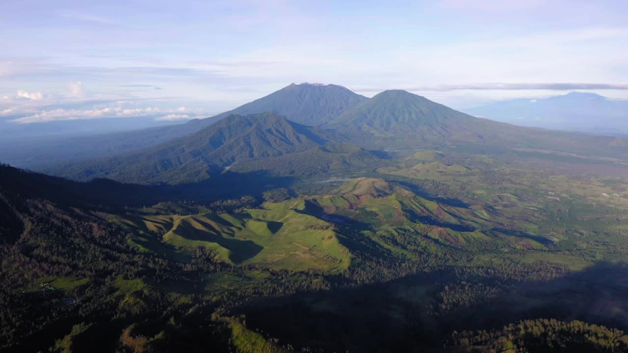 鸟瞰伊真火山，硫磺的烟雾从火山口喷发，爪哇视频素材