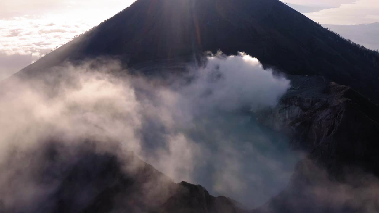 鸟瞰伊真火山，硫磺的烟雾从火山口喷发，爪哇视频素材