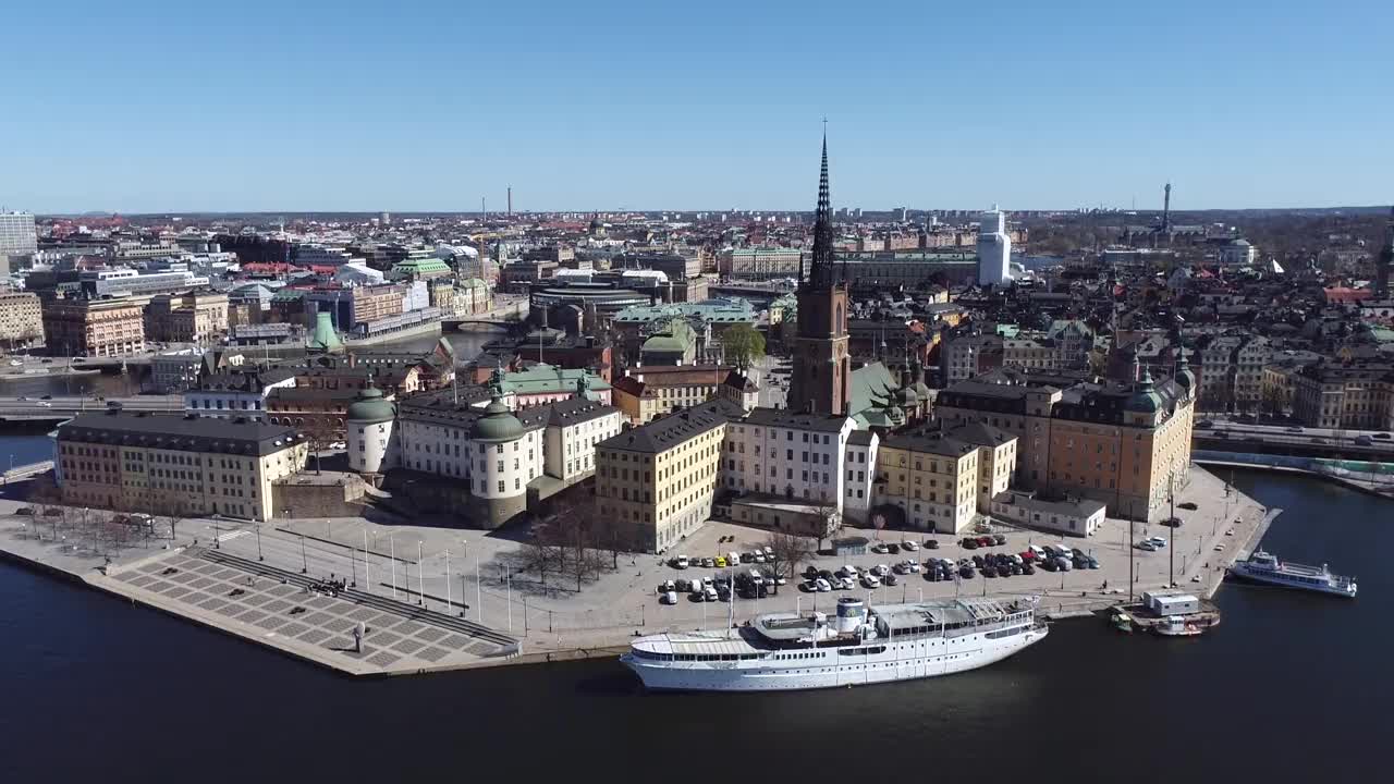 瑞典的斯德哥尔摩市中心。岛屿与Riddarholmen教堂屋顶的背景。4k无人机视频素材