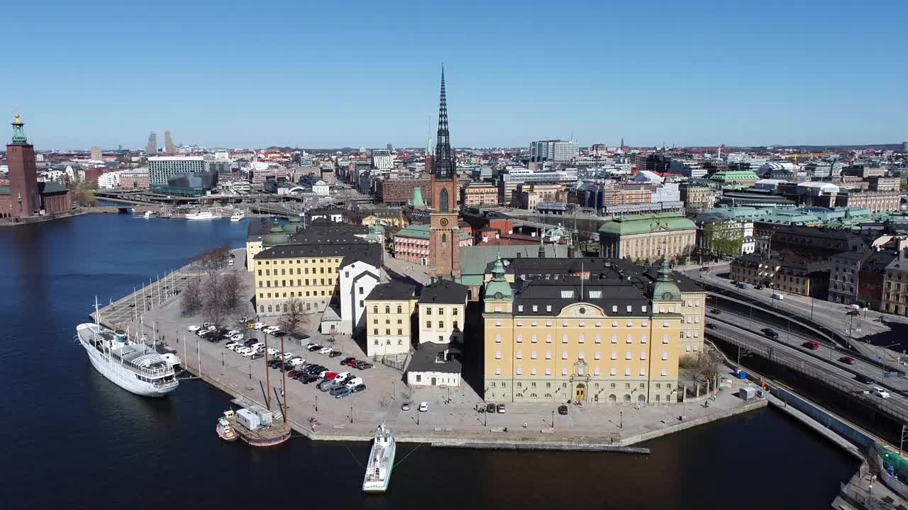 瑞典的斯德哥尔摩市中心。岛屿与Riddarholmen教堂屋顶的背景。4k无人机视频素材