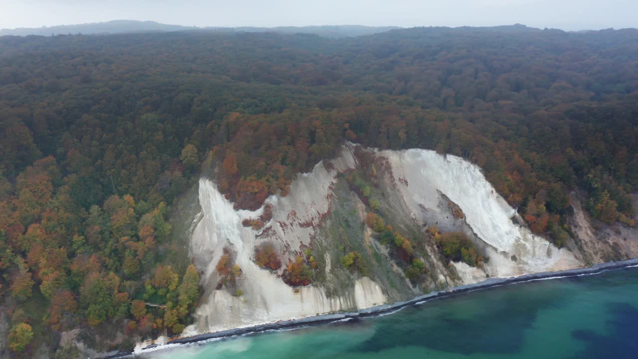 Top Down View of the Cliffs at Møns Klint in Denmark视频下载