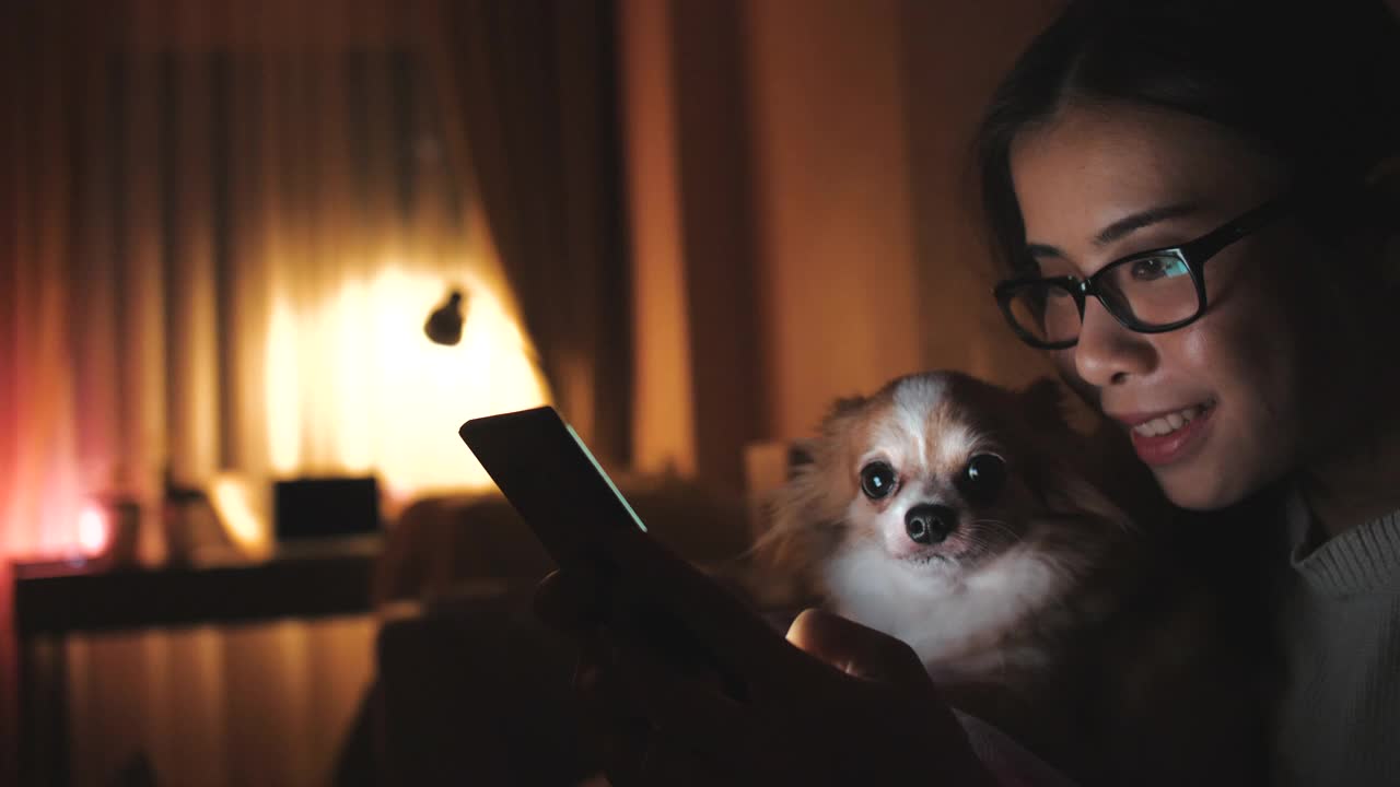 女人用智能手机上网聊天视频素材