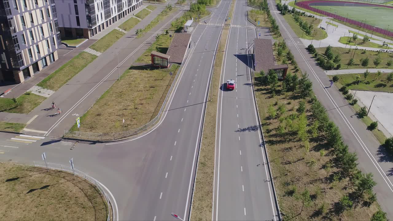 住宅区内有人行横道的道路自动行驶视频素材