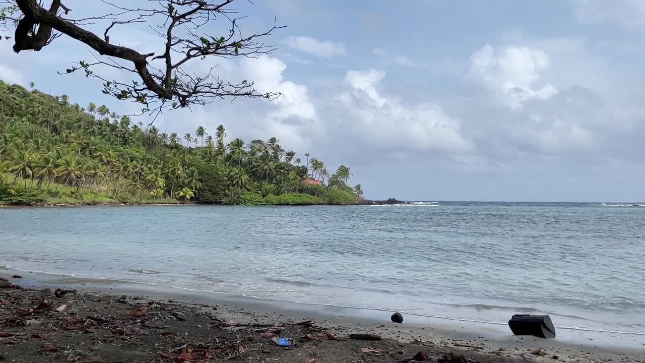 加勒比海岸岛屿海浪荡漾，阳光明媚，度假的绝佳地点视频素材