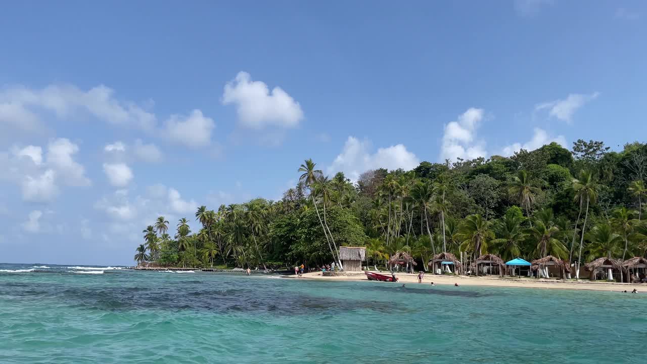 乘船到达加勒比海海岸，海浪海浪，阳光明媚，完美的度假地点视频素材