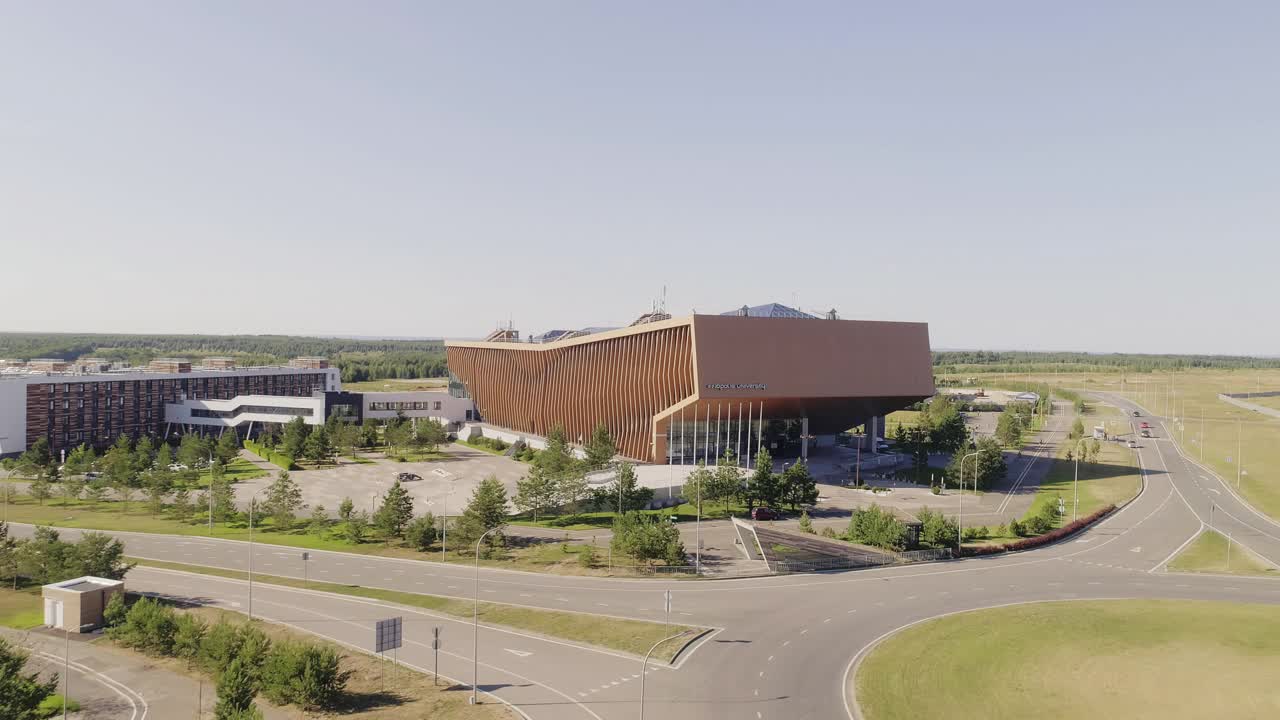 夏季设有停车场的大学建筑群视频素材