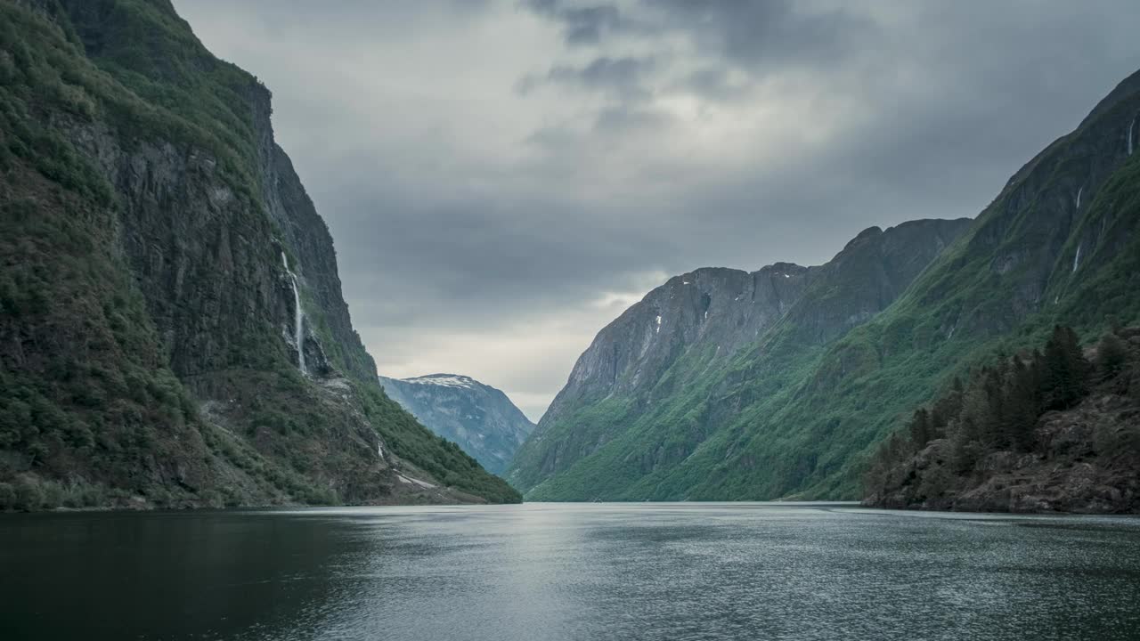 时间流逝的视频穆迪峡湾与山脉和瀑布的Aurlandsfjord在古德万根在挪威视频下载