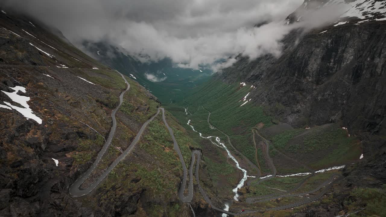 时间流逝的视频山路Trollstigen蜿蜒通过景观瀑布和Trollveggen在挪威的山谷视频下载