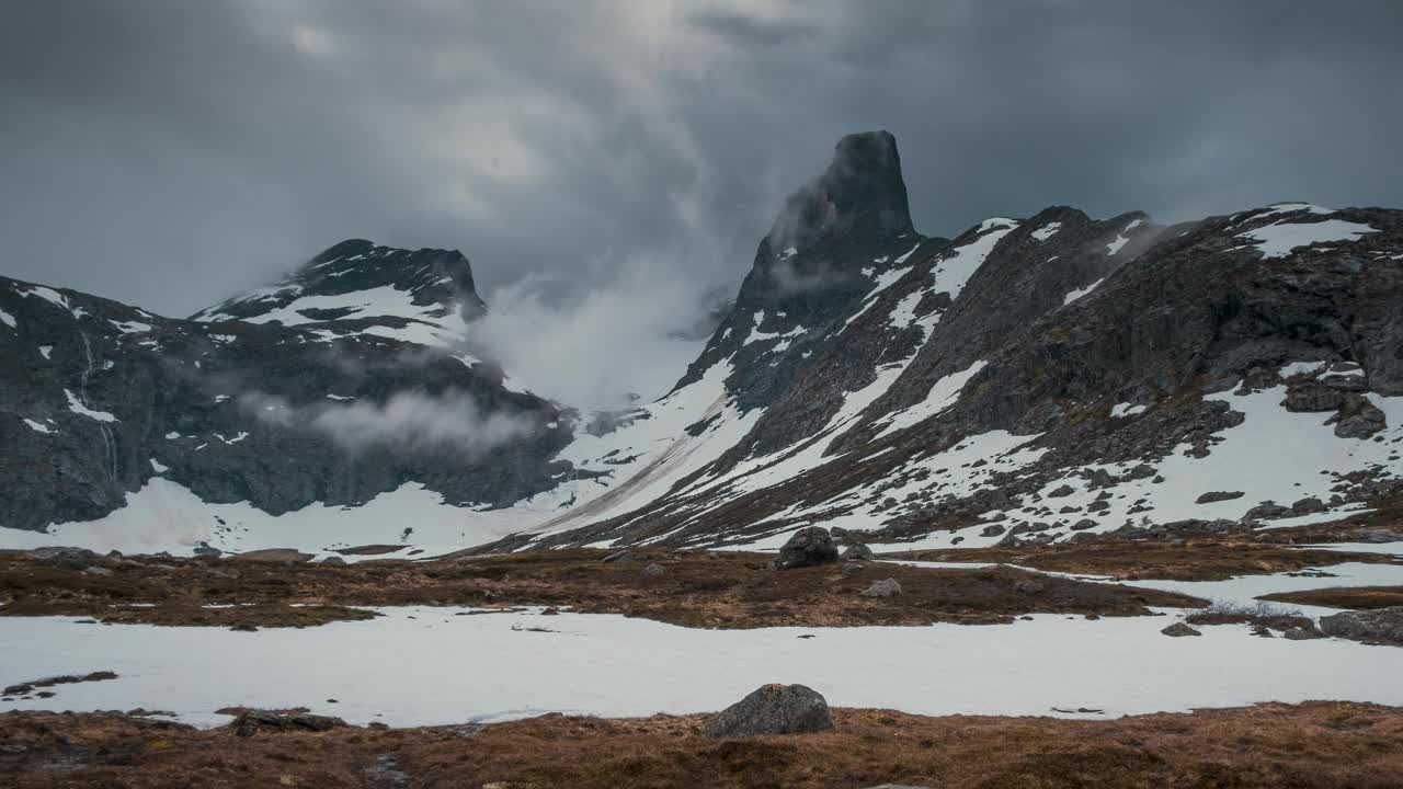 时间流逝的视频的山地景观的Litlefjellet Isfjorden与雪在挪威Trollveggen视频下载