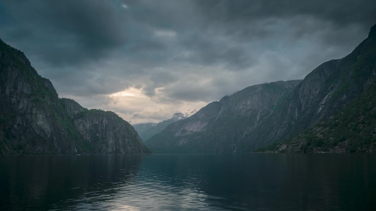 挪威Eidfjord峡湾日落和山地景观的延时视频视频下载