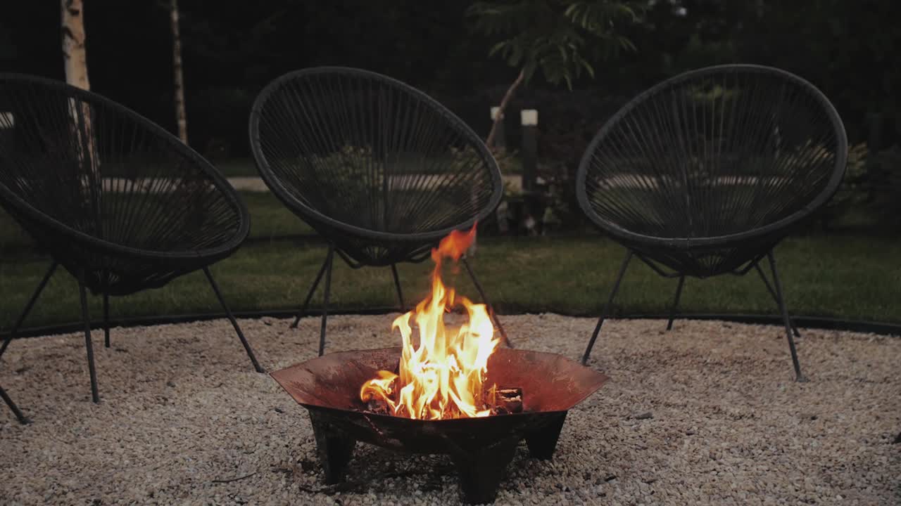 后院有舒适的壁炉。一个安静的夏夜，一个舒适的火炉，慢镜头。视频素材