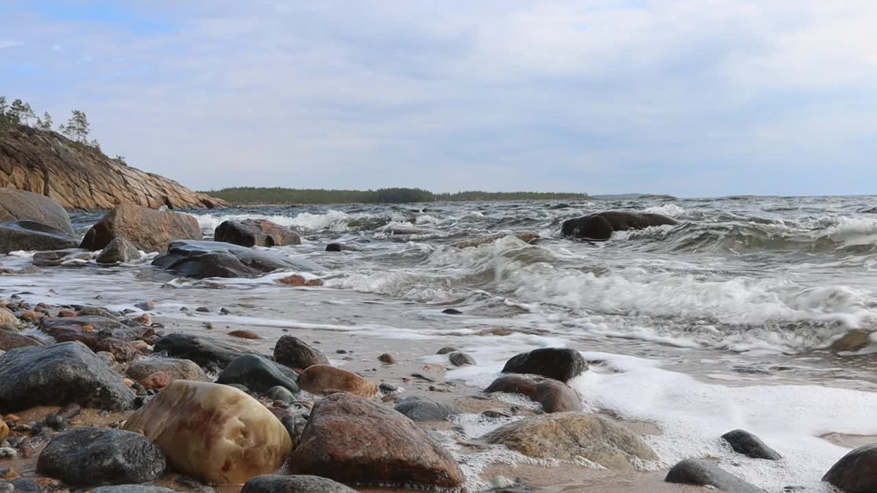 在荒凉的海岸上，海浪拍打着石头视频素材