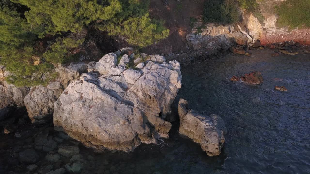 希腊爱琴海岩石海岸的鸟瞰图视频素材