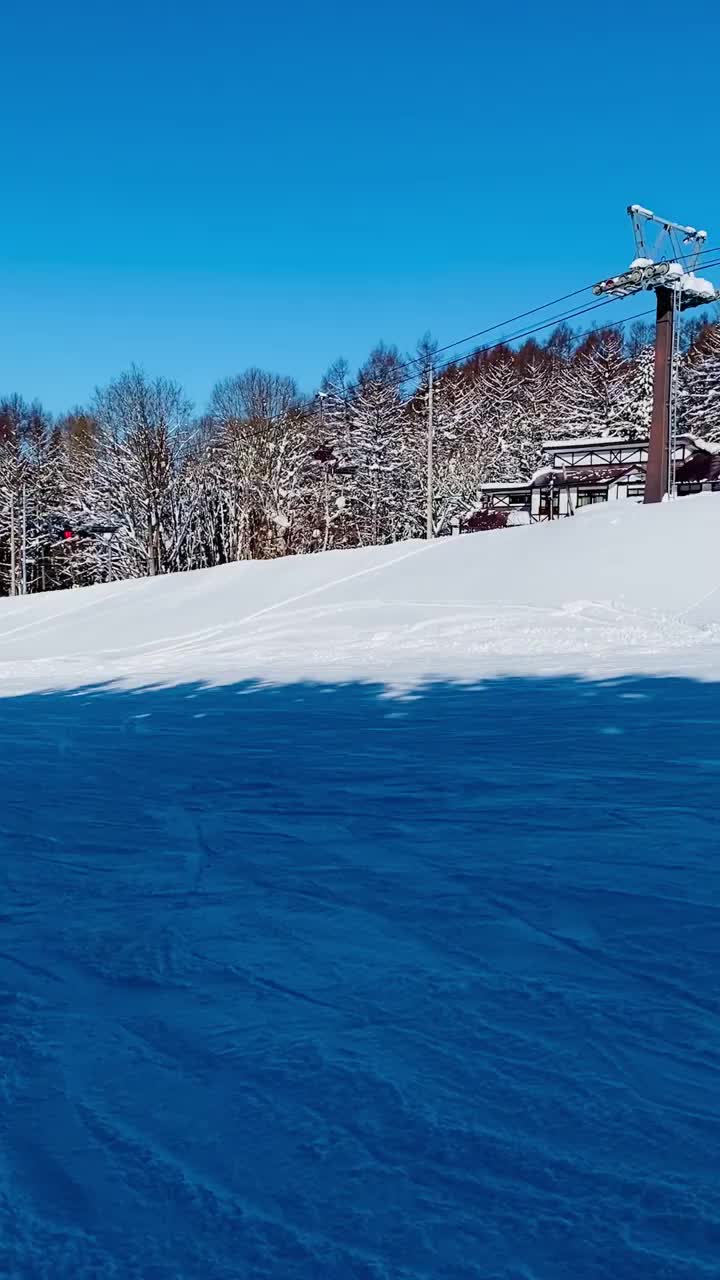 滑雪度假区的速降滑雪和单板滑雪视频素材