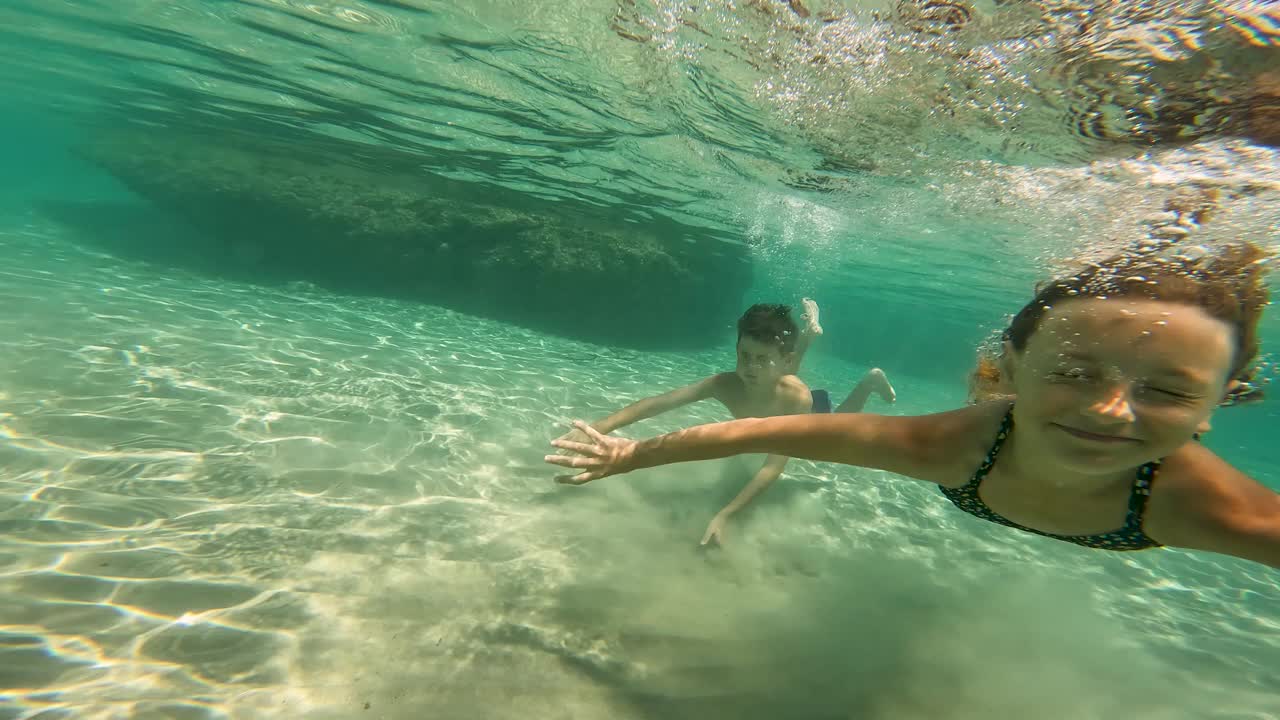 孩子们在海里潜水视频素材