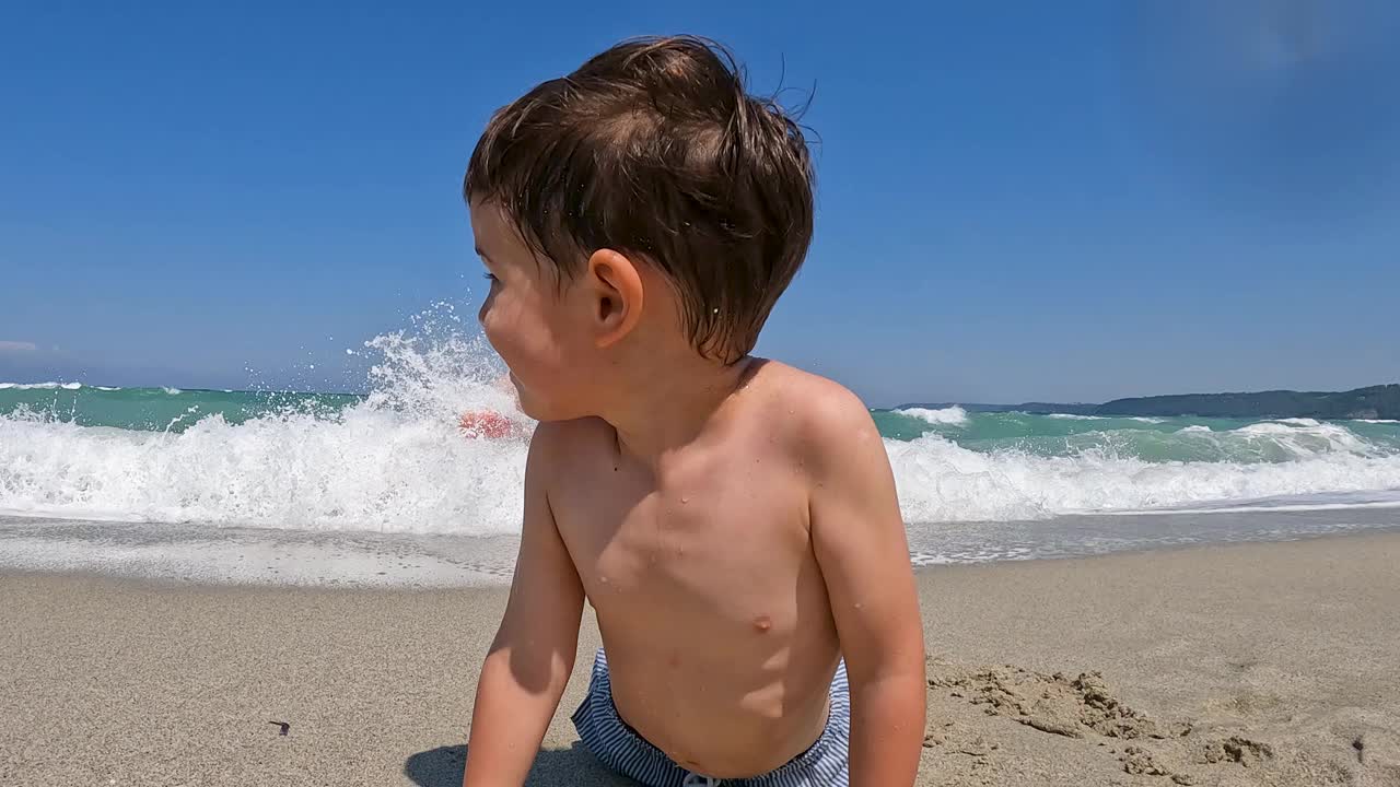 小男孩在玩海浪视频素材