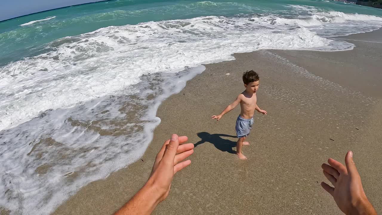 在阳光明媚的海滩上度过视频素材